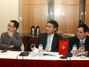越南代表出席研讨会